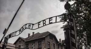 Holocausto: recordar é fundamental para que não se repita a mesma insanidade, diz jornalista