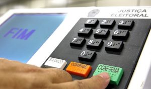 Urnas eletrônicas não são confiáveis e impressão do comprovante de voto é necessária, opina vereador