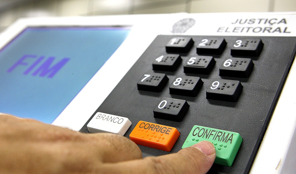 Urnas eletrônicas não são confiáveis e impressão do comprovante de voto é necessária, opina vereador