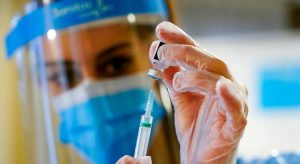 Vacinas com eficácia e seguras em tão pouco tempo são um feito da humanidade, avalia médico
