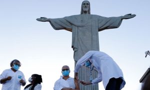 Rio de Janeiro dá início à vacinação contra covid-19 aos pés do Cristo Redentor