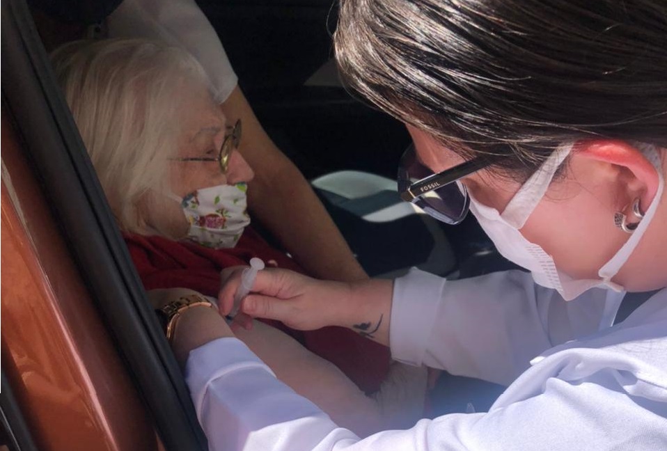 Inicia vacinação de idosos com 95 anos ou mais em Passo Fundo