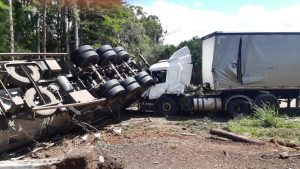 Acidente entre carretas deixa 3 feridos na ERS-324 entre Passo Fundo/Marau