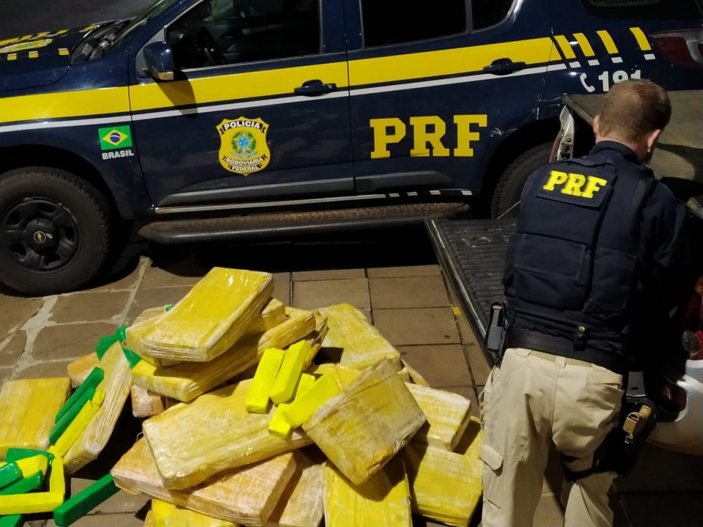 PRF prende traficante com meia tonelada de maconha em caminhonete furtada