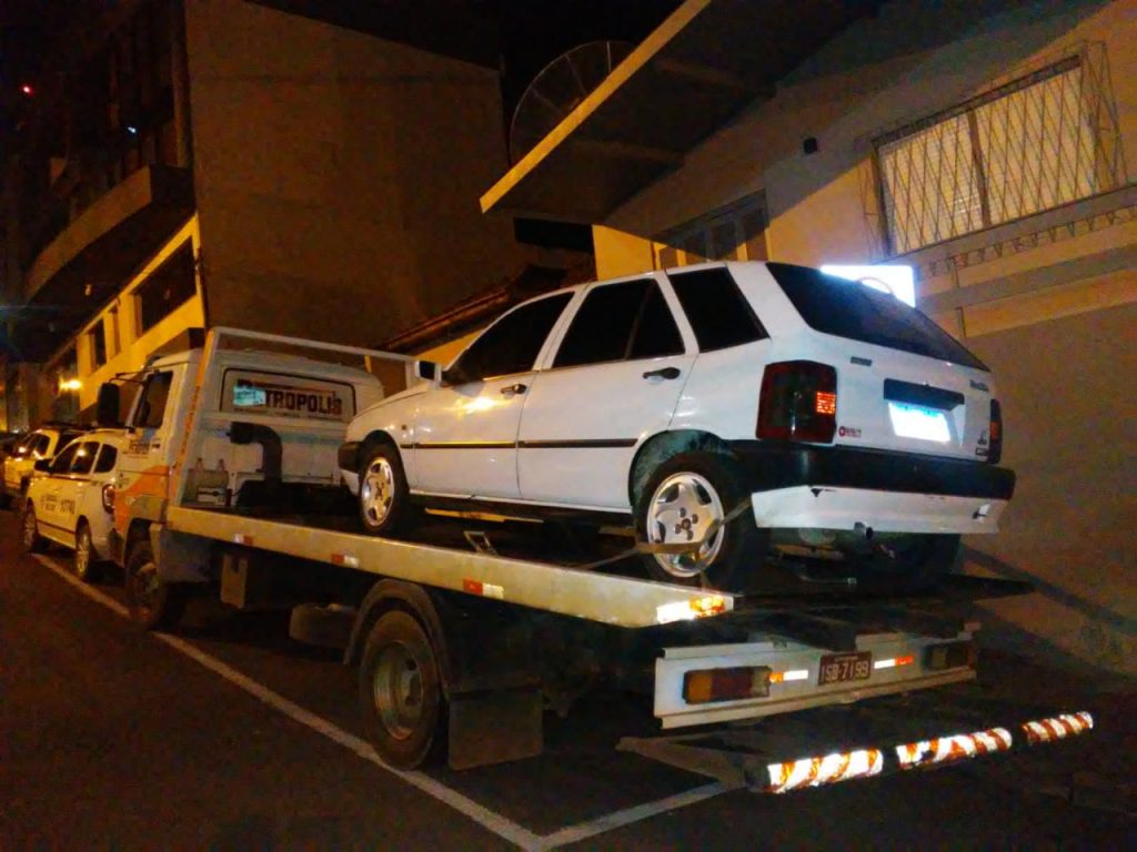 Após perseguição, 2° Esquadrão da BM prende trio com carro roubado em Passo Fundo