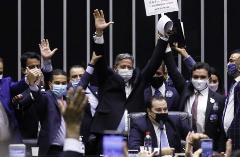 Com 302 votos e apoiado por Bolsonaro, Arthur Lira é eleito presidente da Câmara dos Deputados