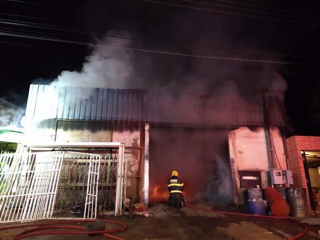 Incêndio destrói funilaria no bairro Vera Cruz