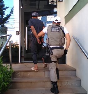 BM prende indivíduo descumprindo prisão domiciliar na Vila Popular