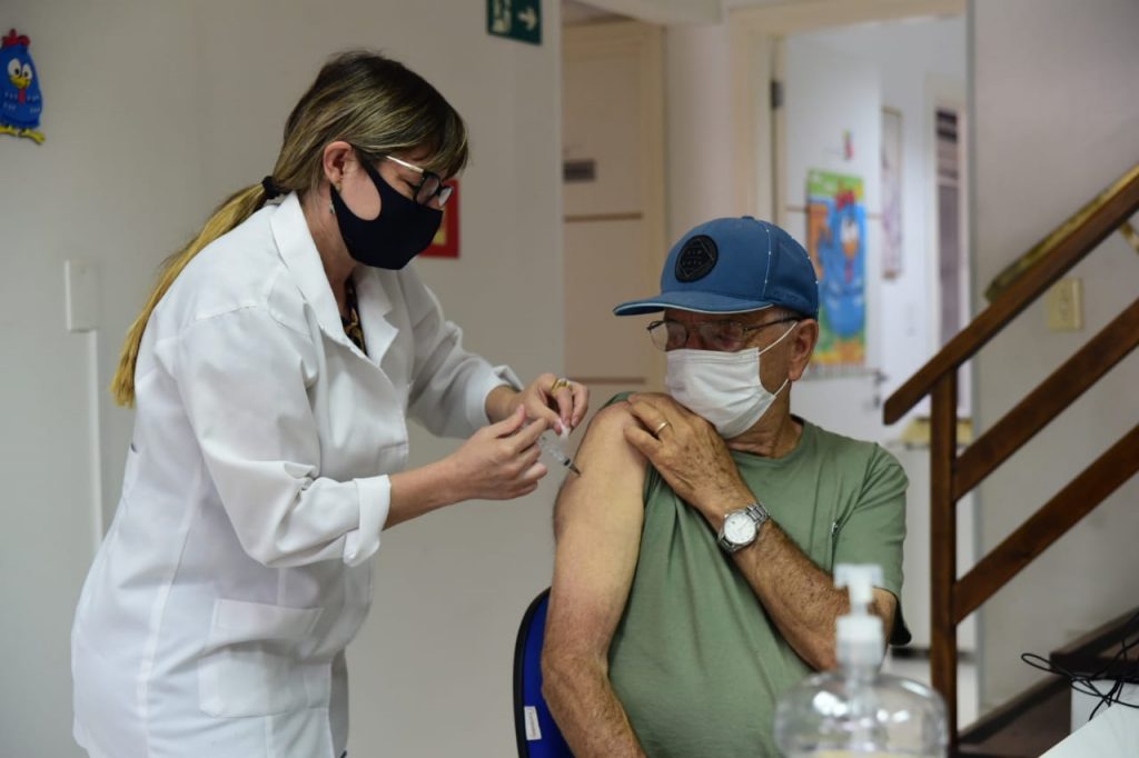 Idosos acima dos 80 anos poderão ser vacinados em Passo Fundo