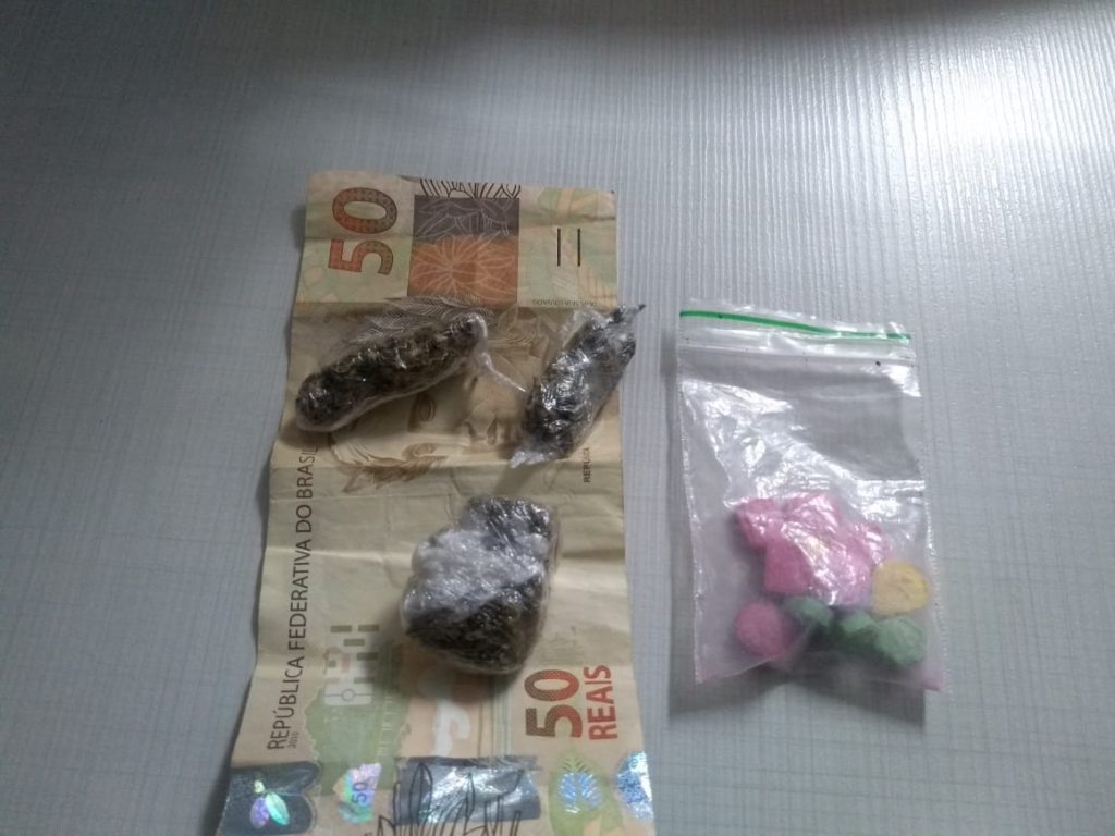 2° Esquadrão da BM prende dois homens por tráfico no Centro de Passo Fundo
