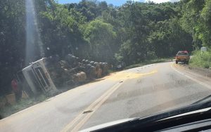 Carreta carregada de milho tomba entre Marau/Passo Fundo