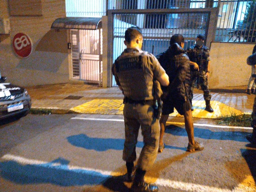 Homem é preso pela Força Tática após efetuar disparos no bairro Zachia