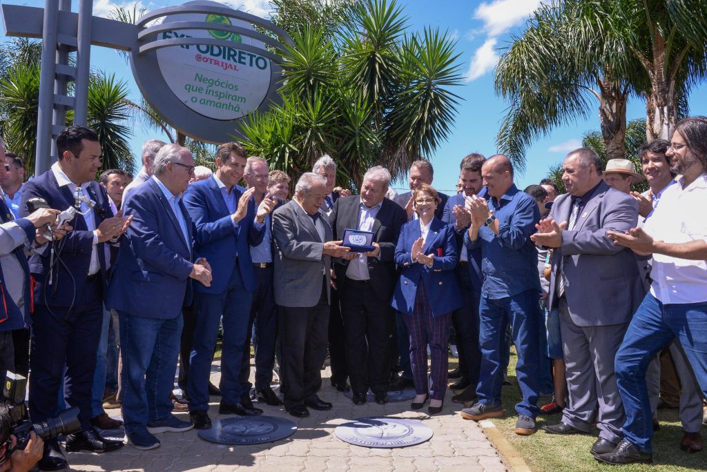 Indicado a Nobel da Paz está na calçada da fama da Expodireto Cotrijal