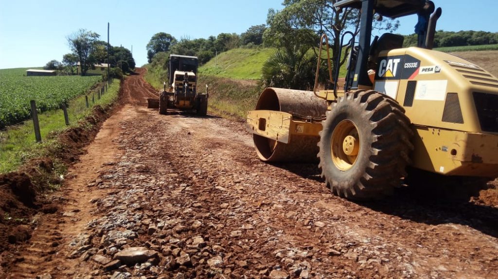 Prefeitura realiza melhorias em estradas do interior do município