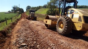 Prefeitura realiza melhorias em estradas do interior do município