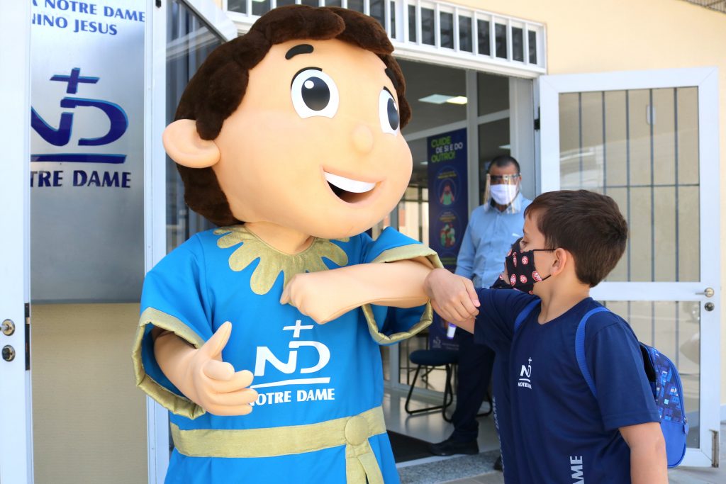 Estudantes são acolhidos por mascote da Escola Notre Dame Menino Jesus