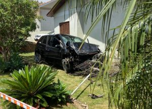 Motorista morre após colidir carro contra residência em Erechim
