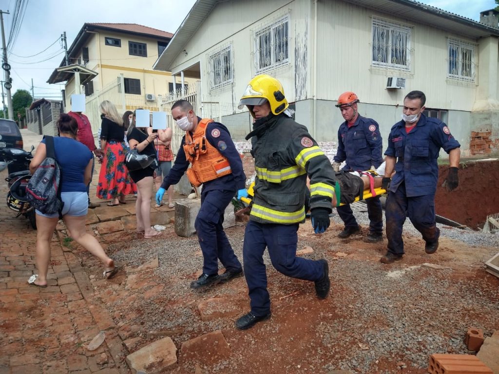 Corpo de Bombeiros resgata homem após desmoronamento na Petrópolis