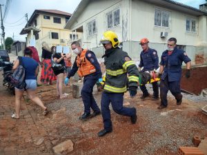 Corpo de Bombeiros resgata homem após desmoronamento na Petrópolis