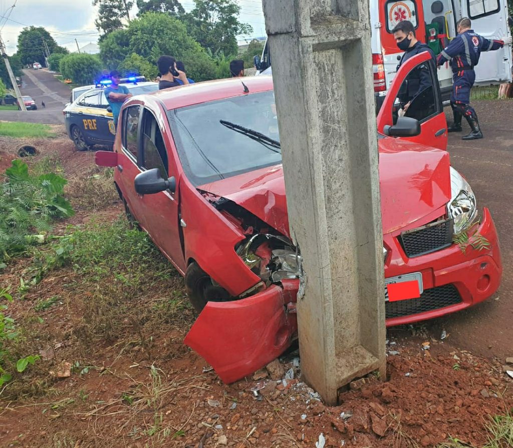 Após bater em poste, motorista embrigado e com a CNH cassada é preso pela PRF