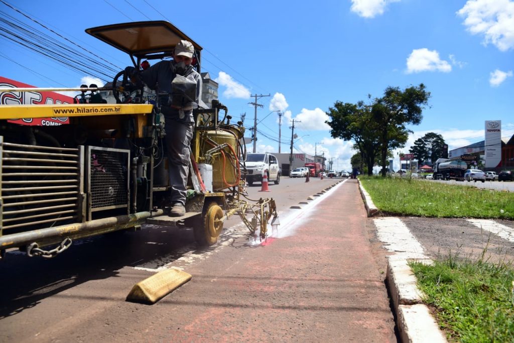Prefeitura inicia nova pintura de sinalização na ciclovia