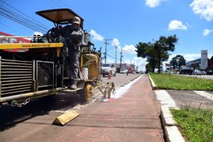 Prefeitura inicia nova pintura de sinalização na ciclovia