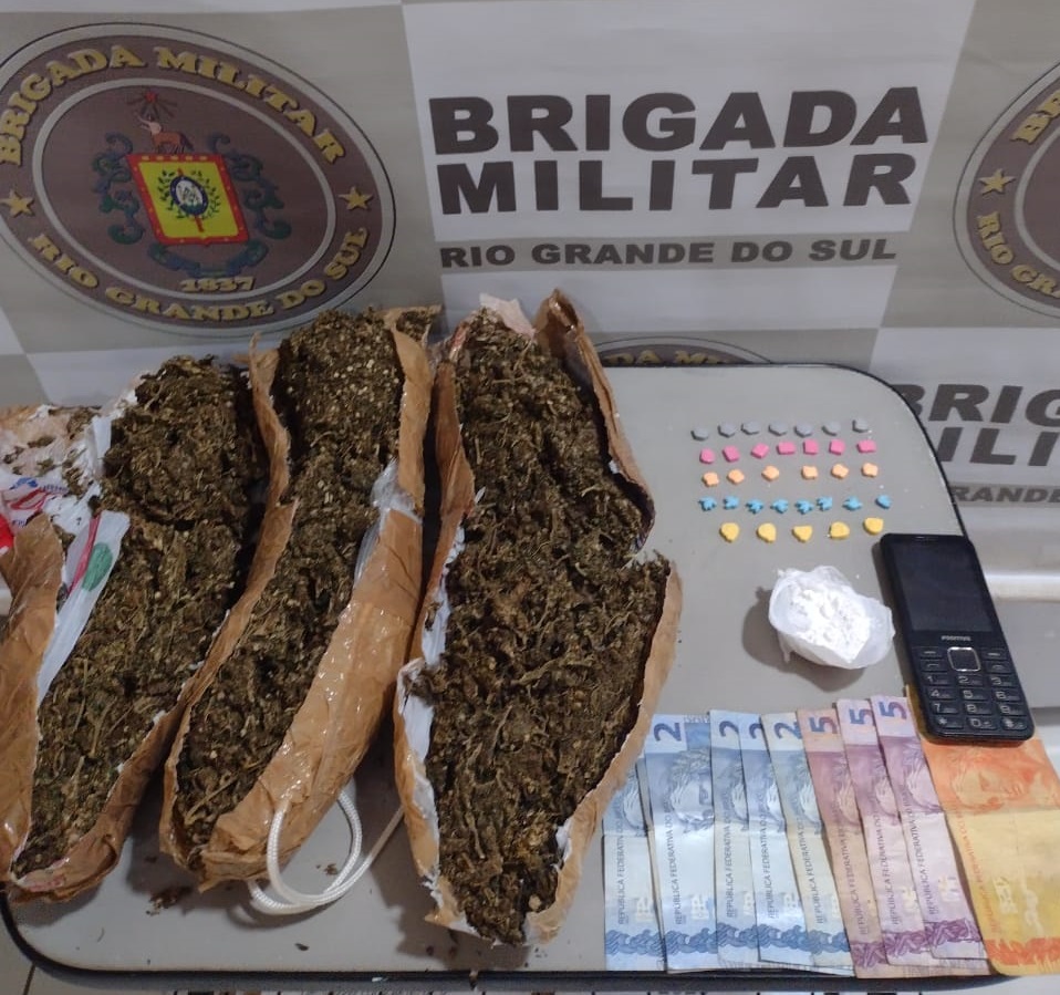 3° BP/Choque prende dois por tráfico de drogas na Vila Isabel em Passo Fundo
