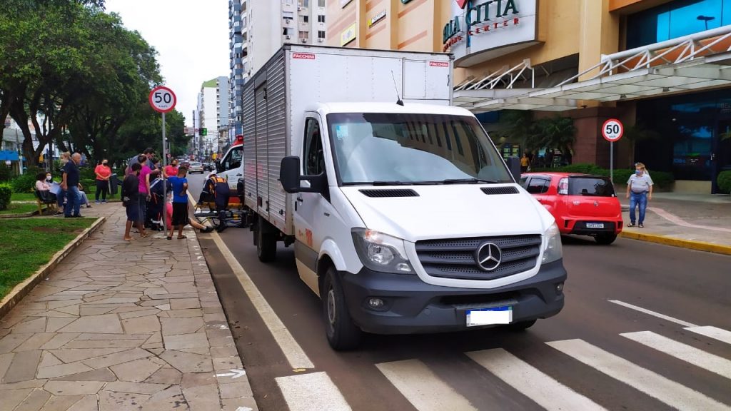 Após erro no GPS, motorista invade contramão e atropela senhora na Avenida Brasil