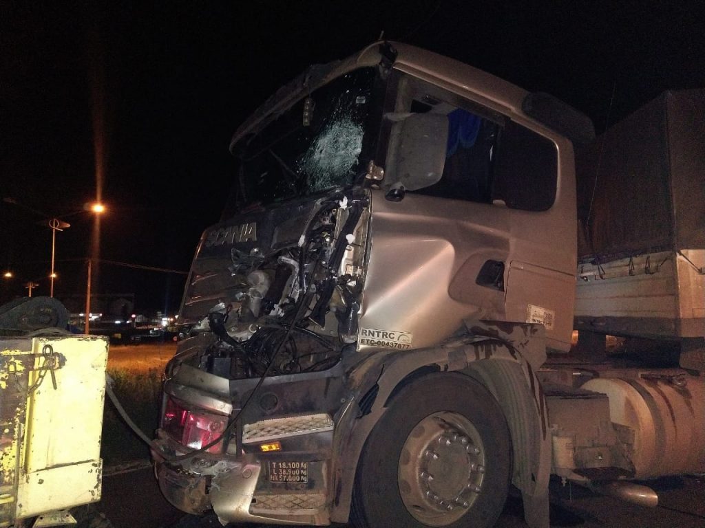 Pai e filho colidem carretas no Trevo da Caravela em Passo Fundo