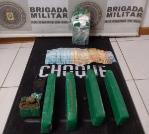 3° BP/Choque prende traficante e mais de 50 mil reais em drogas na Vila Luíza