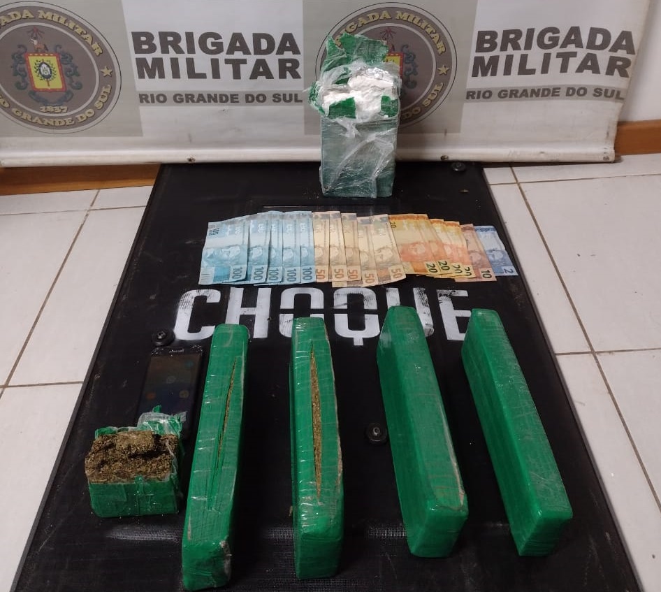 3° BP/Choque prende traficante e mais de 50 mil reais em drogas na Vila Luíza