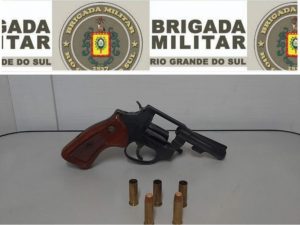 Homem efetua disparos de arma em via pública e é preso pela BM na São Cristóvão