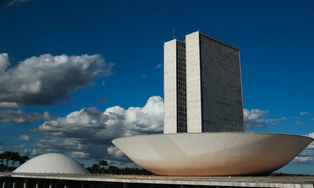 Câmara e Senado escolhem hoje novos presidentes