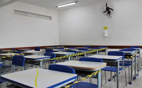 secretário Municipal de Educação, professor Adriano Canabarro Teixeira