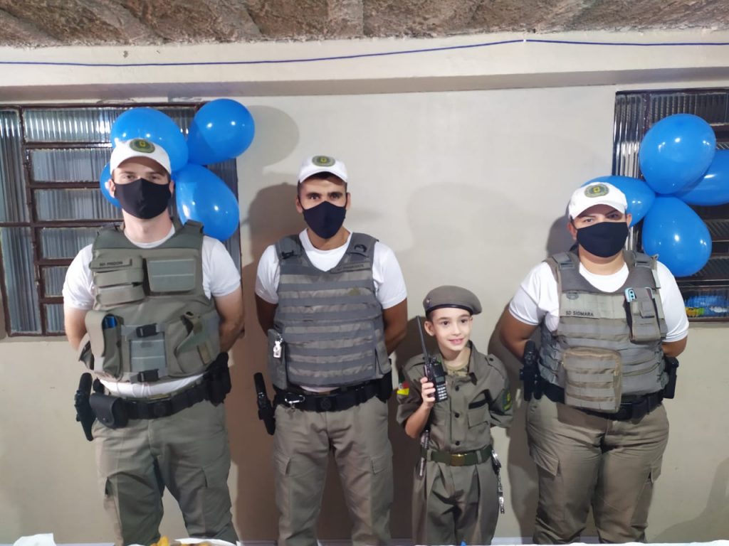 Patrulha Maria da Penha do 3° RPMon presta homenagem a aniversariante