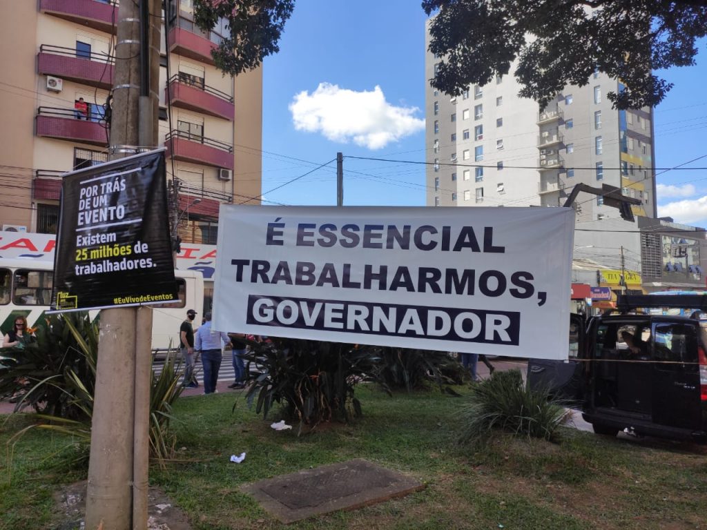 AO VIVO: comerciantes realizam protesto pela volta do comércio em Passo Fundo