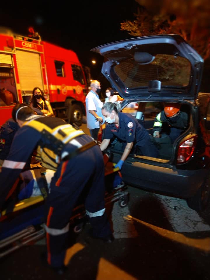 Condutor invade sinal vermelho e colide em dois veículos no Centro de Passo Fundo