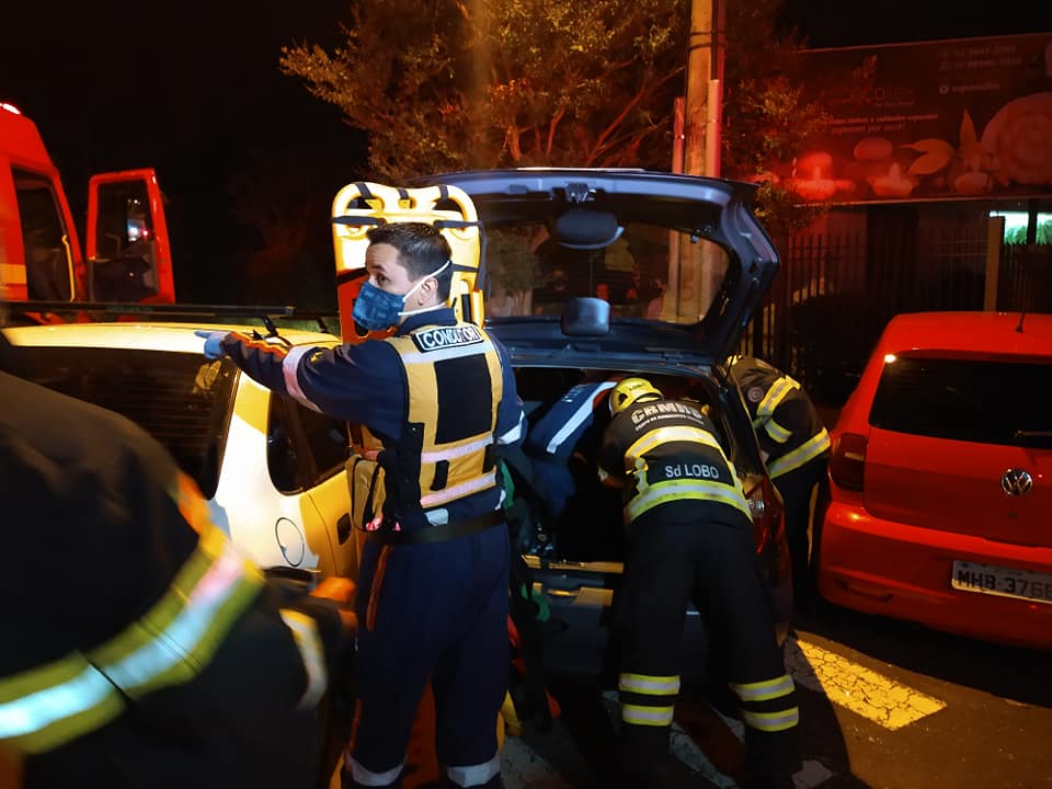 Condutor invade sinal vermelho e colide em dois veículos no Centro de Passo Fundo