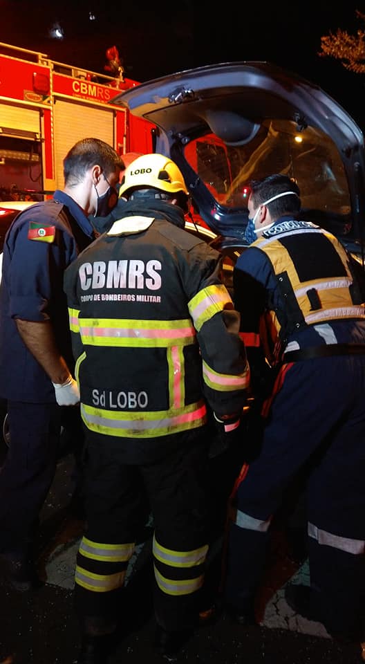 Condutor invade sinal vermelho e colide em dois veículos no Centro de Passo Fundo