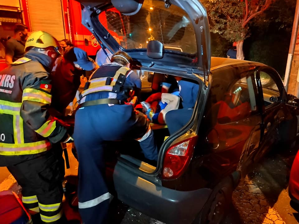 Condutor invade sinal vermelho e colide em dois veículos no Centro de Passo Fundo