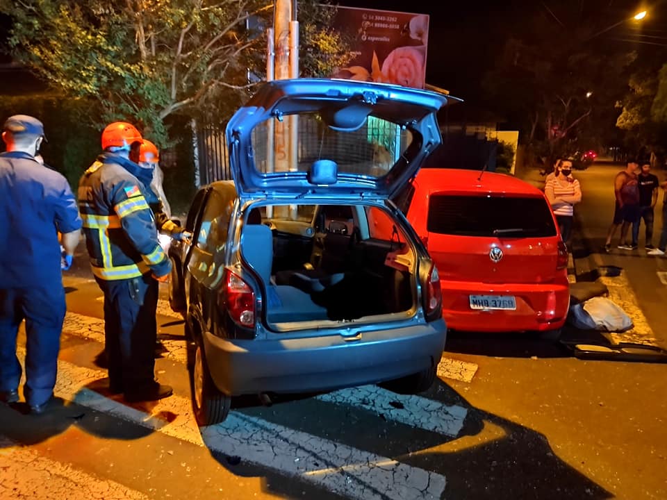 Condutor invade sinal vermelho e colide em dois veículos no Centro de Passo Fundo