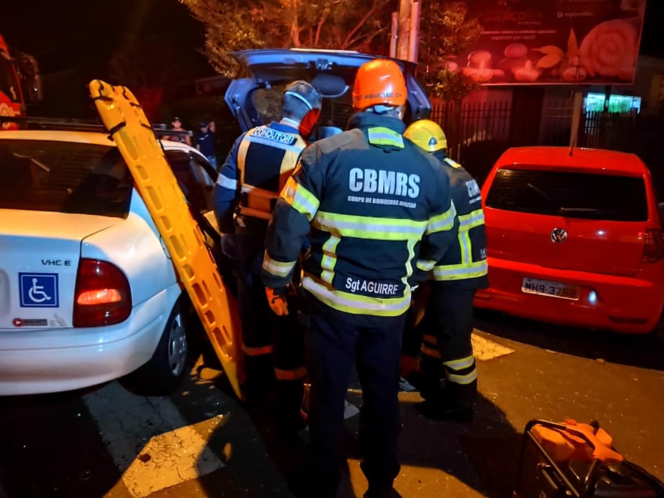 Condutor invade sinal vermelho e colide em dois veículos no Centro de Passo Fundo