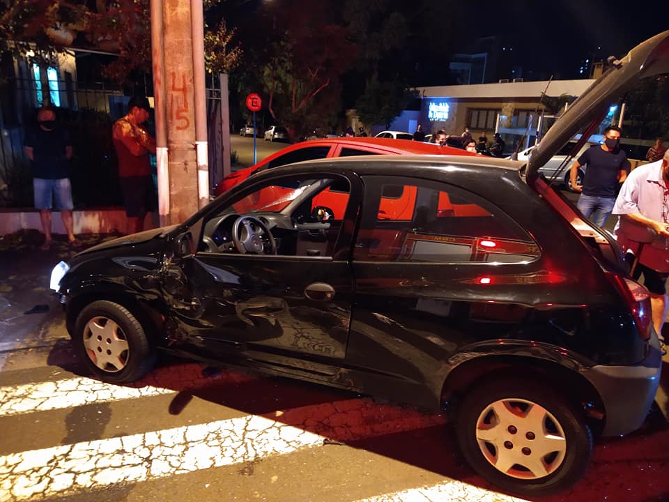 Condutor invade sinal vermelho e colide em dois veículos no Centro de Passo Fundo