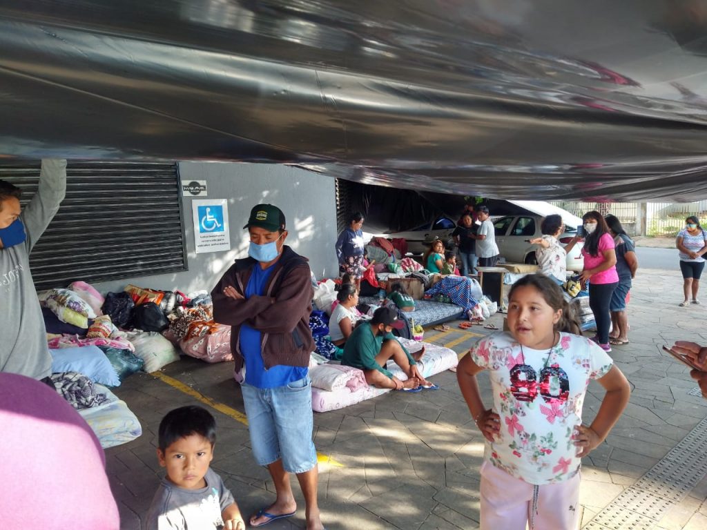 Indígenas seguem acampados em frente à Funai e afirmam que não vão sair até que ocorra mediação