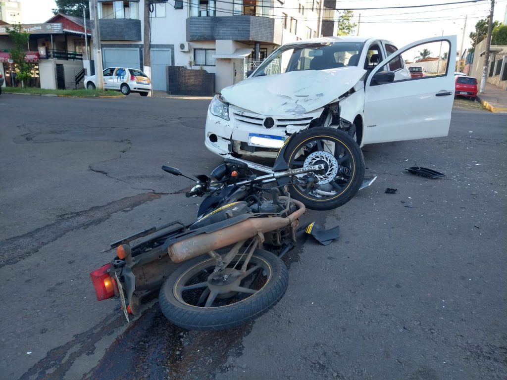 Colisão entre carro e moto deixa motociclista ferido na Teixeira Soares bairro Vera Cruz