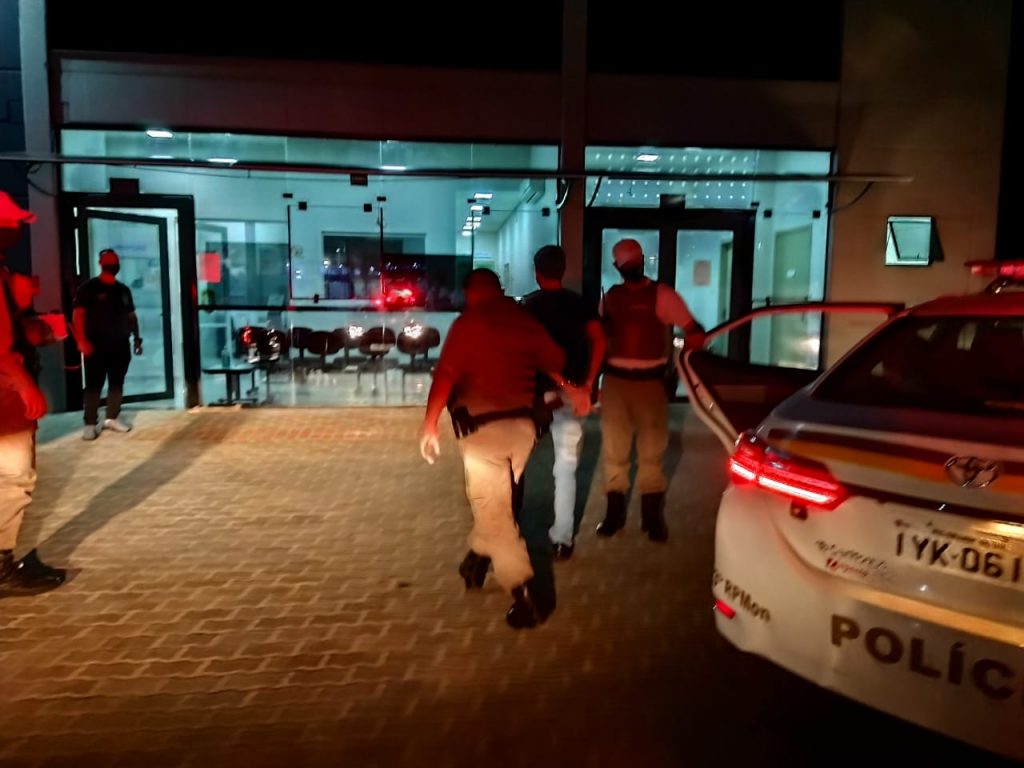 BM prende três jovens com revólver e drogas na Petrópolis