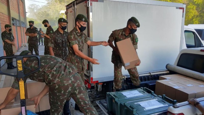 Estado e Exército entregam cerca de 55 mil frascos de medicamentos para 72 hospitais do RS