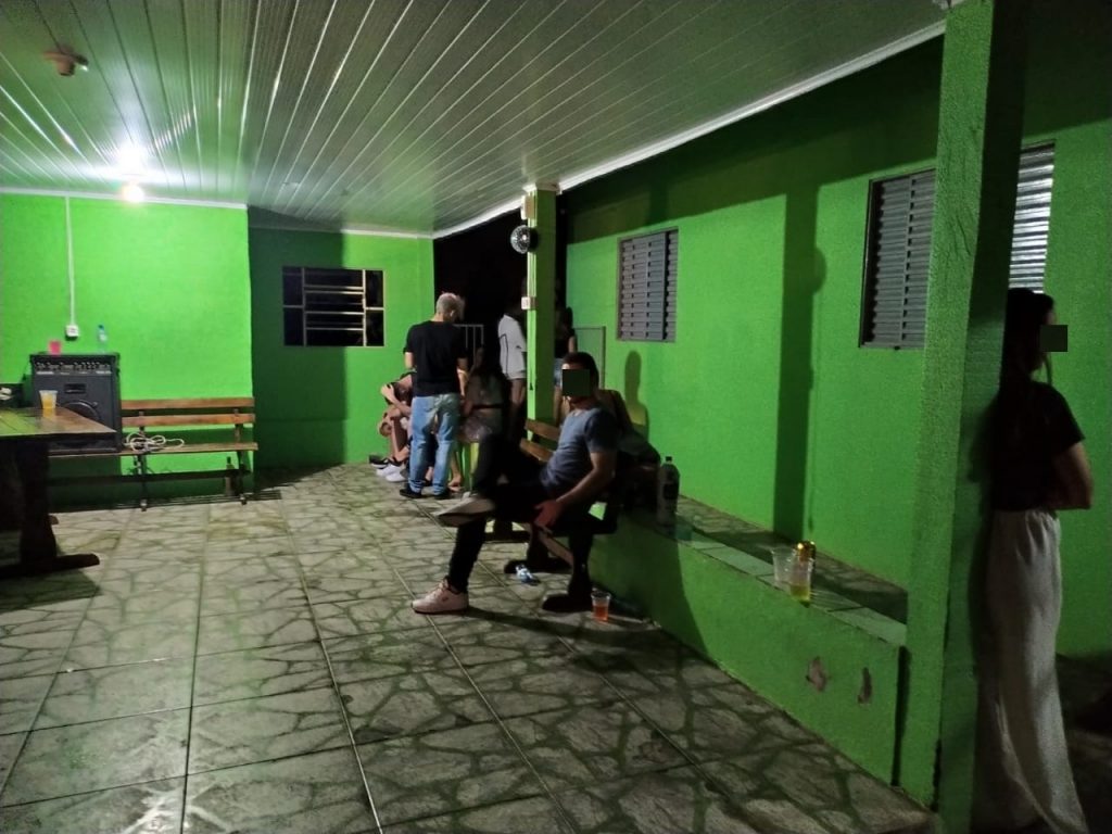 Força Tarefa flagra festa com 120 pessoas no interior de Passo Fundo