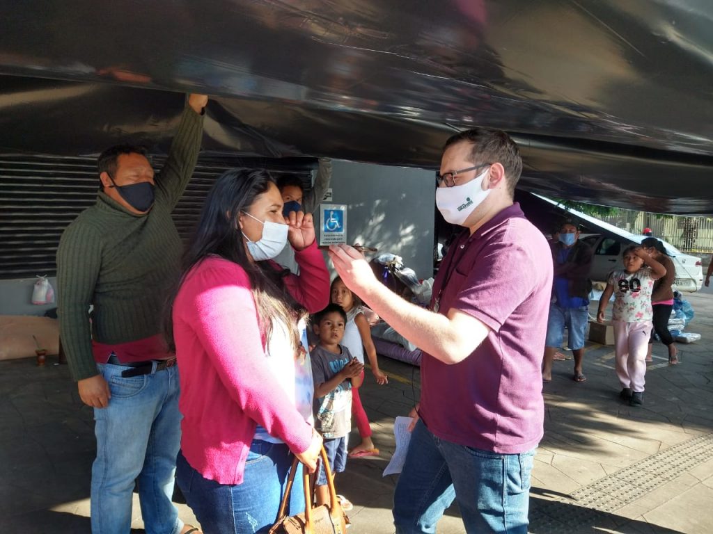 Semcas disponibiliza alimentos e cobertores para indígenas acampados em frente à Funai