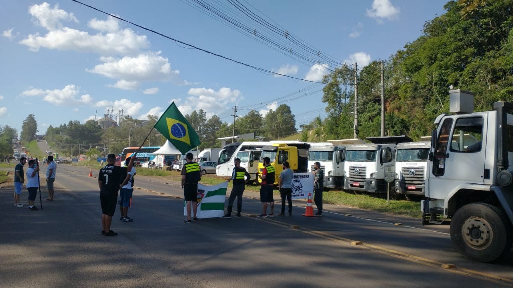 Caminhoneiros realizam bloqueios na ERS-153 em Erechim contra aumentos no diesel